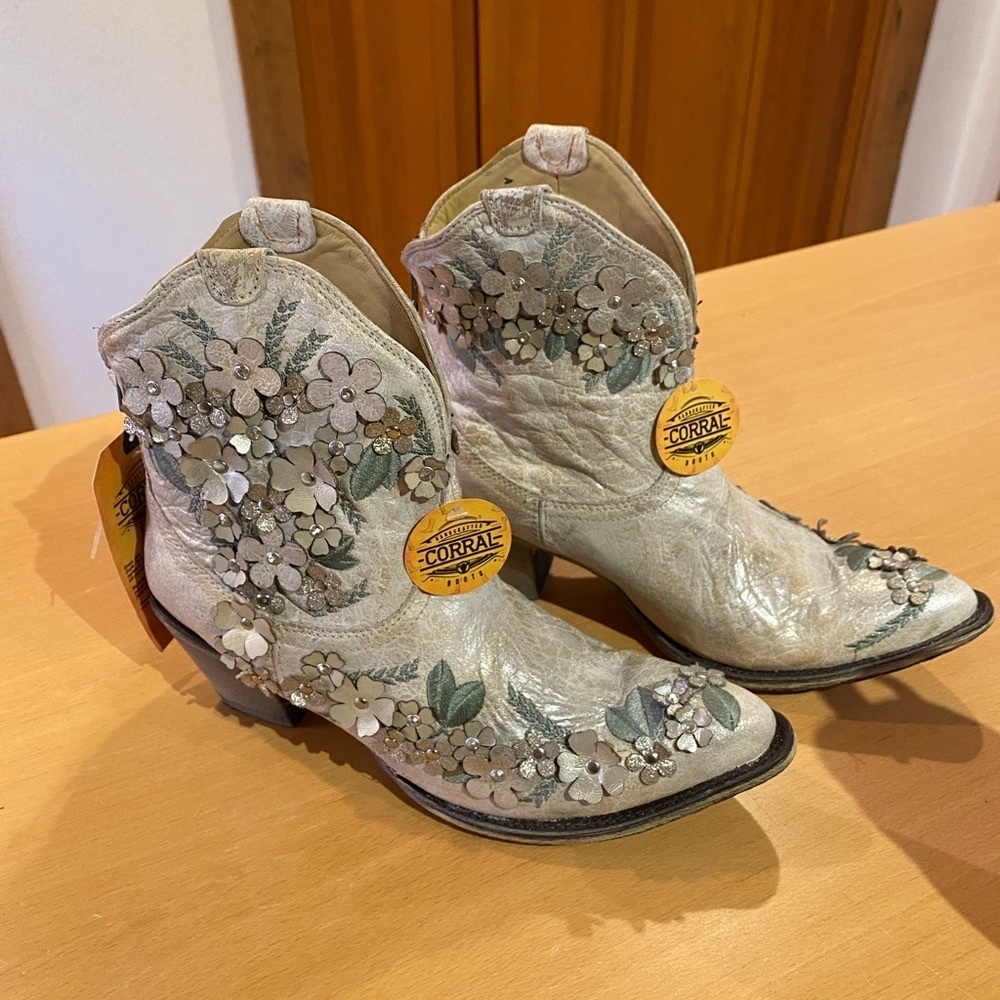 NWT Corral Boots Women’s 11 White Silver Floral Overlay Ankle Boot A3678 - Picture 2 of 10